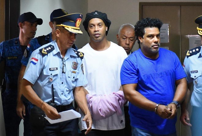 Nếu bị kết tội, Ronaldinho nhiều khả năng sẽ phải ngồi tù thêm 6 tháng.  Ảnh: Reuters.