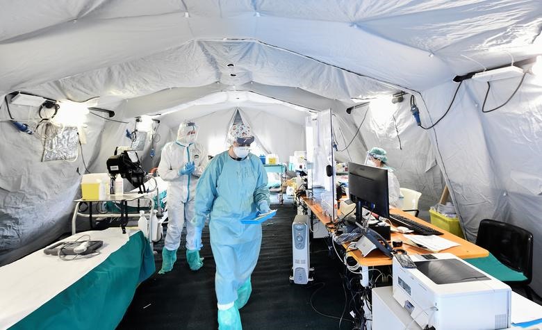 Nhân viên y tế đeo khẩu trang bảo vệ bên trong bệnh viện Spedali civili ở Brescia, ngày 13 tháng 3. REUTERS / Flavio Lo Scalzo