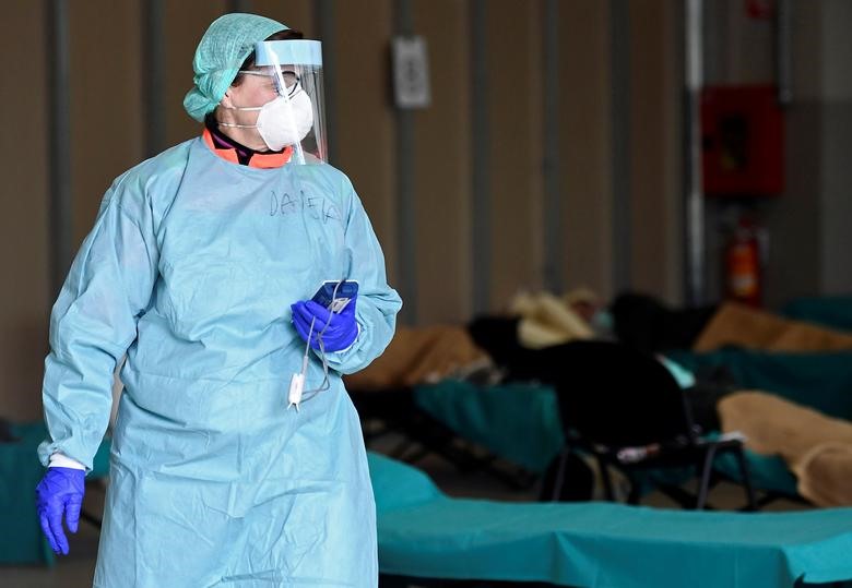 Một nhân viên y tế bên trong bệnh viện Spedali civili ở Brescia, ngày 13 tháng 3. REUTERS / Flavio Lo Scalzo