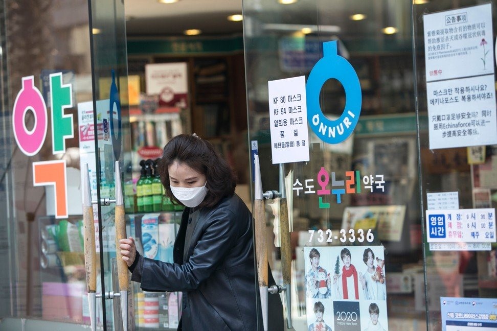 Người dân Hàn Quốc đeo khẩu trang. Ảnh: Bloomberg