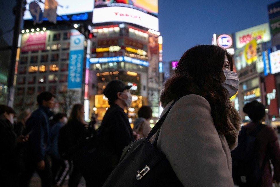 Người dân Tokyo đeo khẩu trang ở ngã tư Shibuya. Ảnh: Reuters