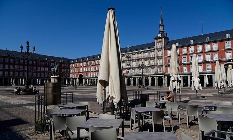 Nhà hàng tại quảng trường Mayor ở trung tâm Madrid đóng cửa ngày 14.3. Ảnh: AFP.
