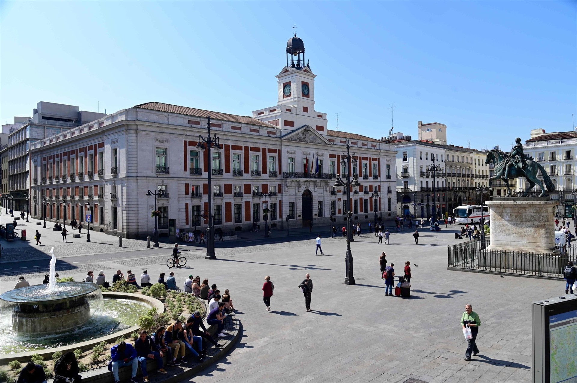 Quảng trường trung tâm Puerta del Sol (Madrid, Tây Ban Nha) vắng khách 14.3. Ảnh: Getty Images.