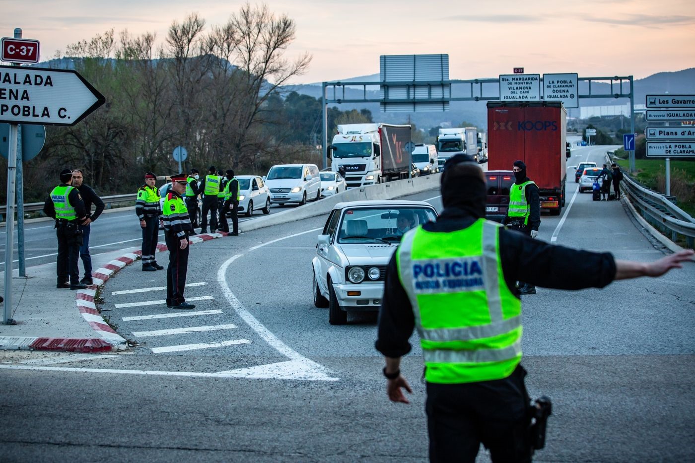 Lực lượng cảnh sát Mossos d'Esquadra giám sát việc đi lại của tài xế ở Barcelona (Tây Ban Nha). Theo đó, để dễ dàng kiểm soát lệnh chỉ đi lại khi khẩn cấp hoặc thiết yếu, cảnh sát buộc các tài xế trực tiếp điều khiển phương tiện giao thông. Ảnh: Bloomberg.