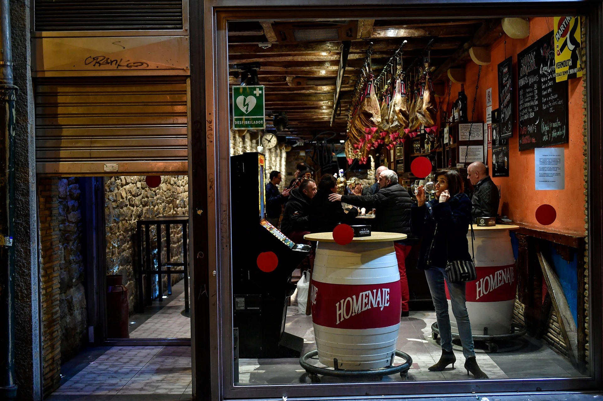 Một quán bar ở Pamplona (Tây Ban Nha) ngay trước khi đóng cửa cho kì nghỉ kéo dài vì dịch bệnh. Ảnh: AP.