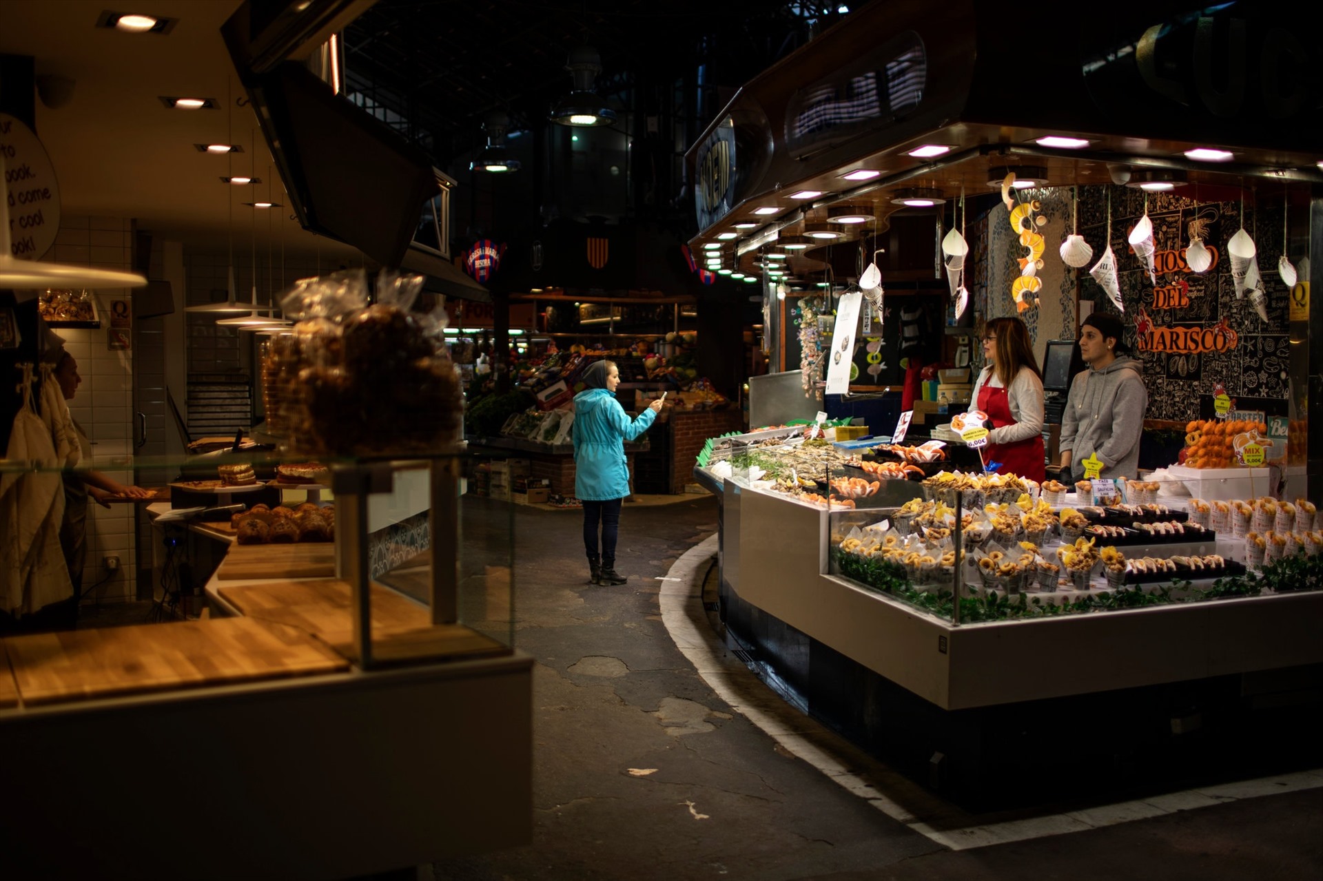 Chợ La Boqueria (Barcelona, Tây Ban Nha), thường nhộn nhịp, nay bỗng không còn người ghé đến. Ảnh: AP.