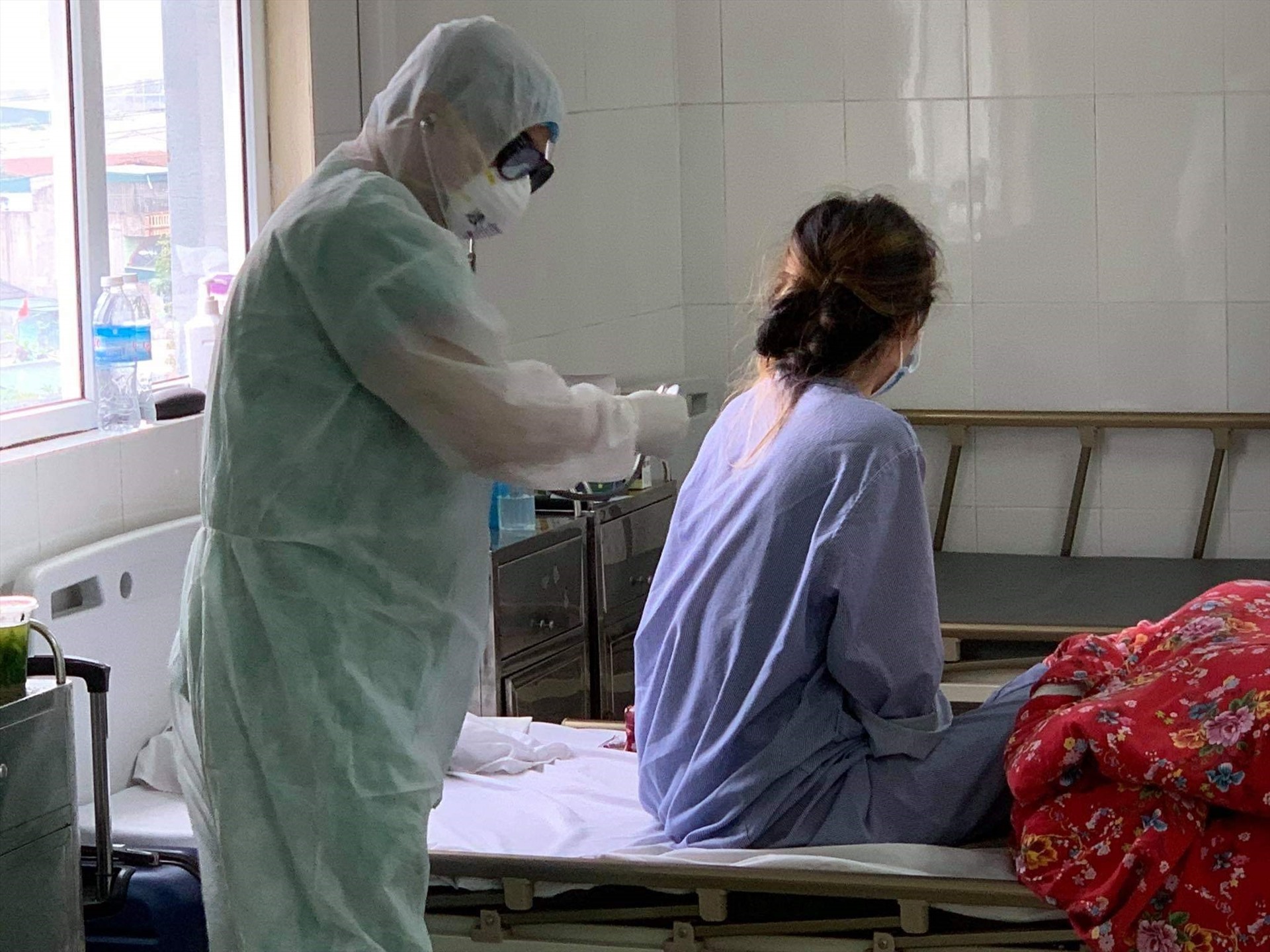 Bệnh nhân số 52 đang được điều trị tại Bệnh viện dã chiến số 2, phường Hà Khánh, TP.Hạ Long, tỉnh Quảng Ninh. Ảnh: Thế Thiêm