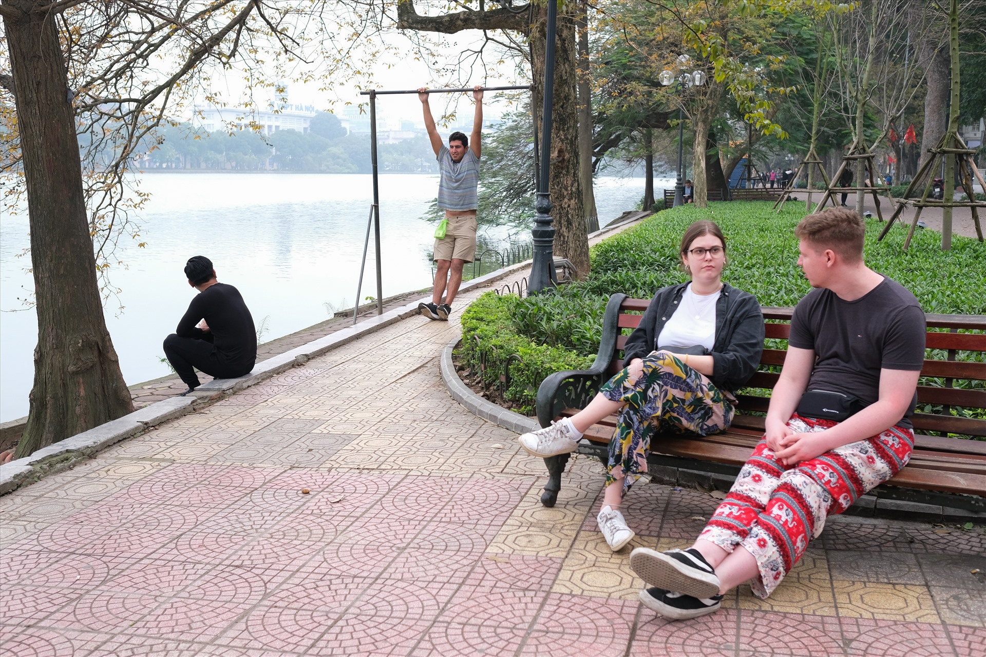Trong thông báo của Văn phòng Chính Phủ về việc chống dịch Covid-19, Thủ tướng giao các Bộ, cơ quan, Uỷ ban nhân dân các địa phương theo chức năng, nhiệm vụ được giao tập trung chỉ đạo thực hiện hiệu quả các giải pháp: Hạn chế người nhập cảnh từ các nước có dịch; hạn chế tối đa các chuyến bay từ các vùng có dịch đến Việt Nam để giảm tối đa nguồn lây nhiễm từ bên ngoài; thực hiện chặt chẽ thủ tục xuất nhập cảnh, đặc biệt kiểm tra chi tiết, nghiêm túc tờ khai y tế; nêu khuyến cáo, yêu cầu hành khách khai báo y tế điện tử trước khi đến Việt Nam.