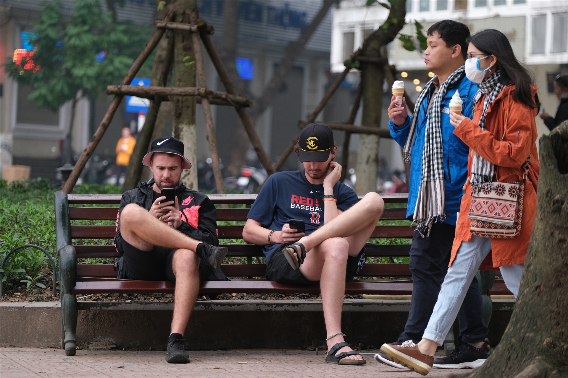 Theo ghi nhận của PV báo Lao Động tại chiều 15.3 ở khu vực Hồ Hoàn Kiếm, nhiều du khách không trang bị khẩu trang khi ở nơi công cộng.