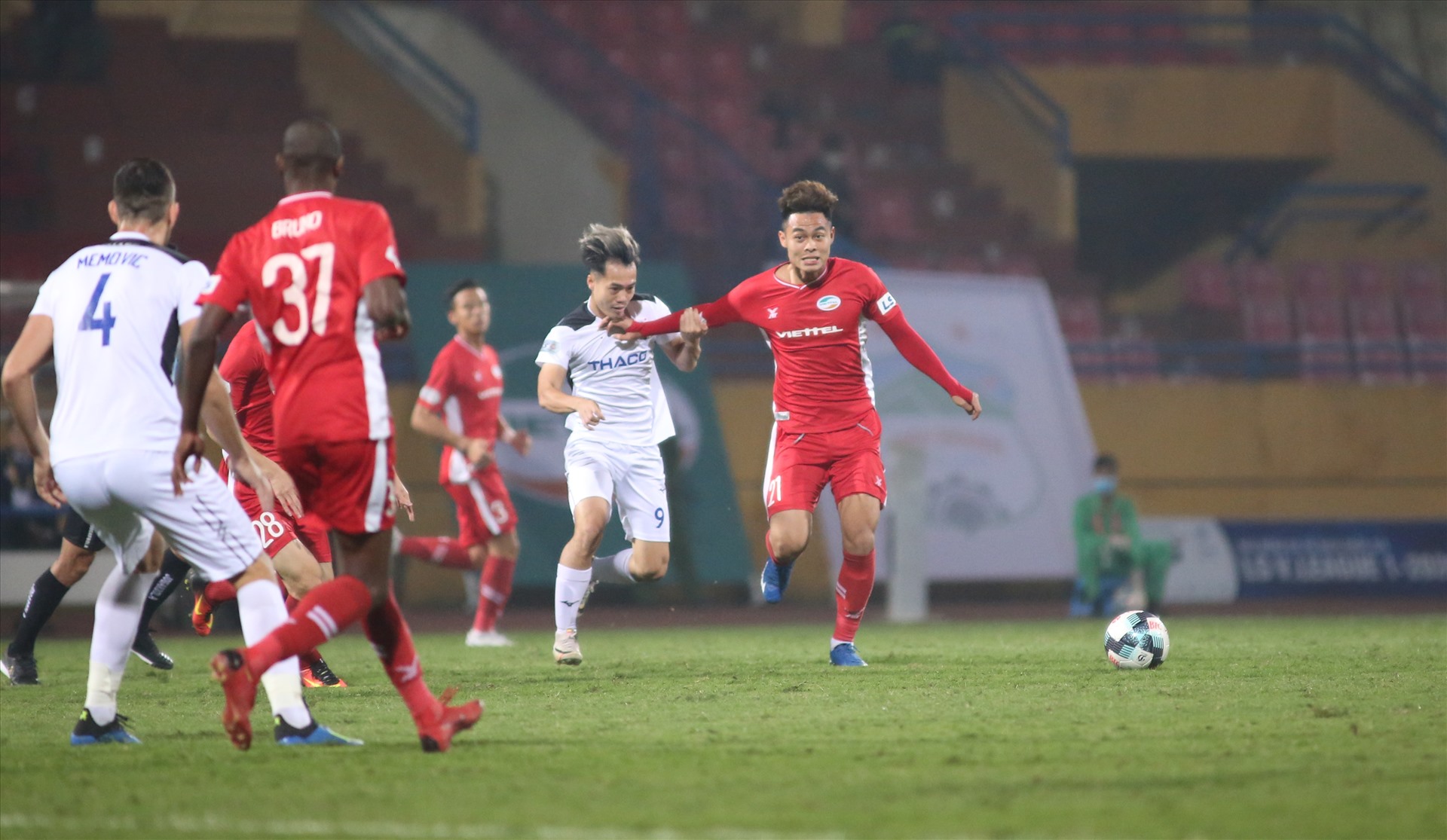 Từ khi cầu thủ người Thái Bình rời sân, Hoàng Anh Gia Lai chơi hoàn toàn lép vế và để Viettel ghi liền 3 bàn thắng ở nửa cuối hiệp hai. Ảnh: ĐÔNG ĐÔNG