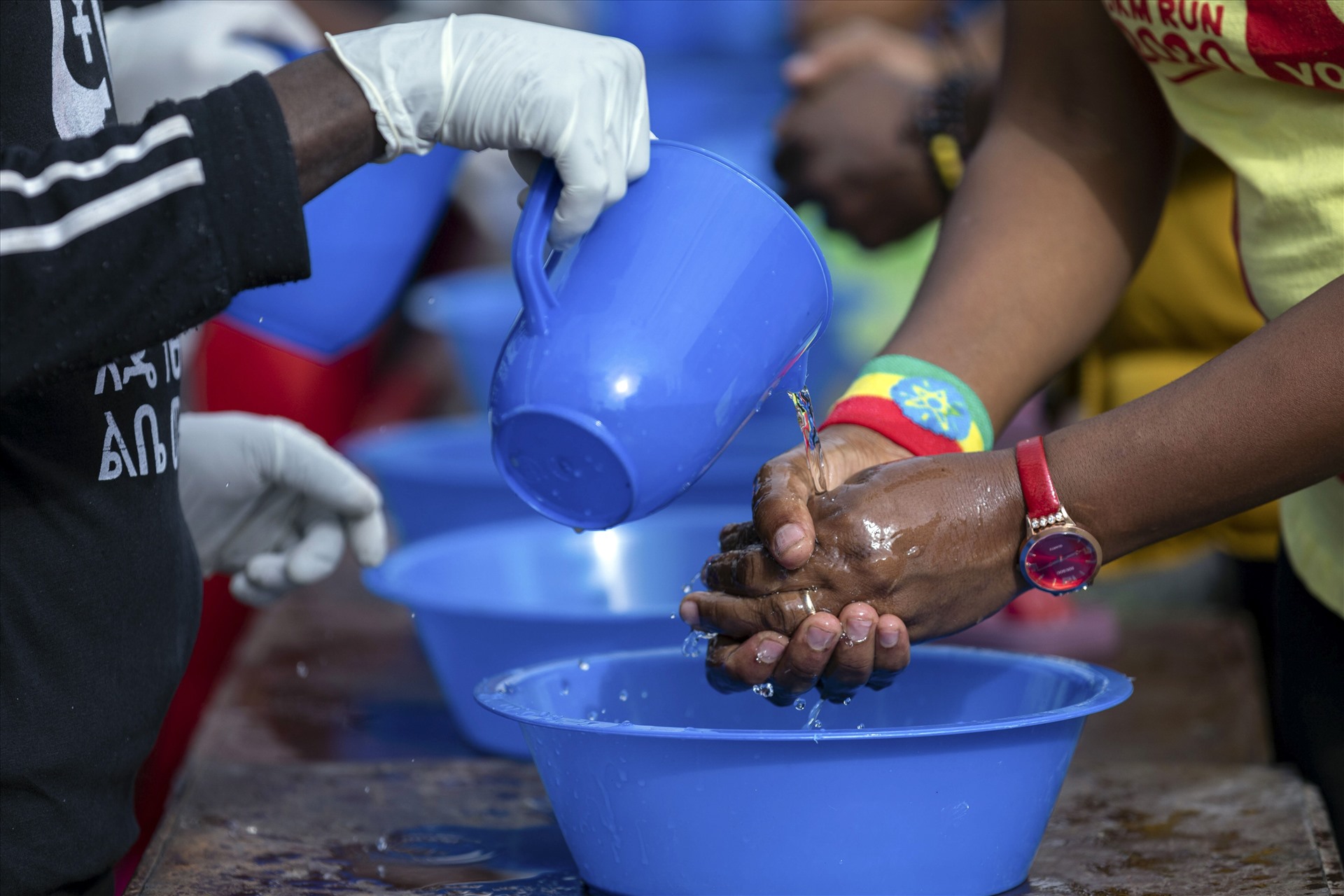Khuyến khích người dân tăng cường rửa tay bằng xà phòng và nước. Ảnh chụp tại Addis Ababa, Ethiopia, ngày 15.3. Ảnh: AP