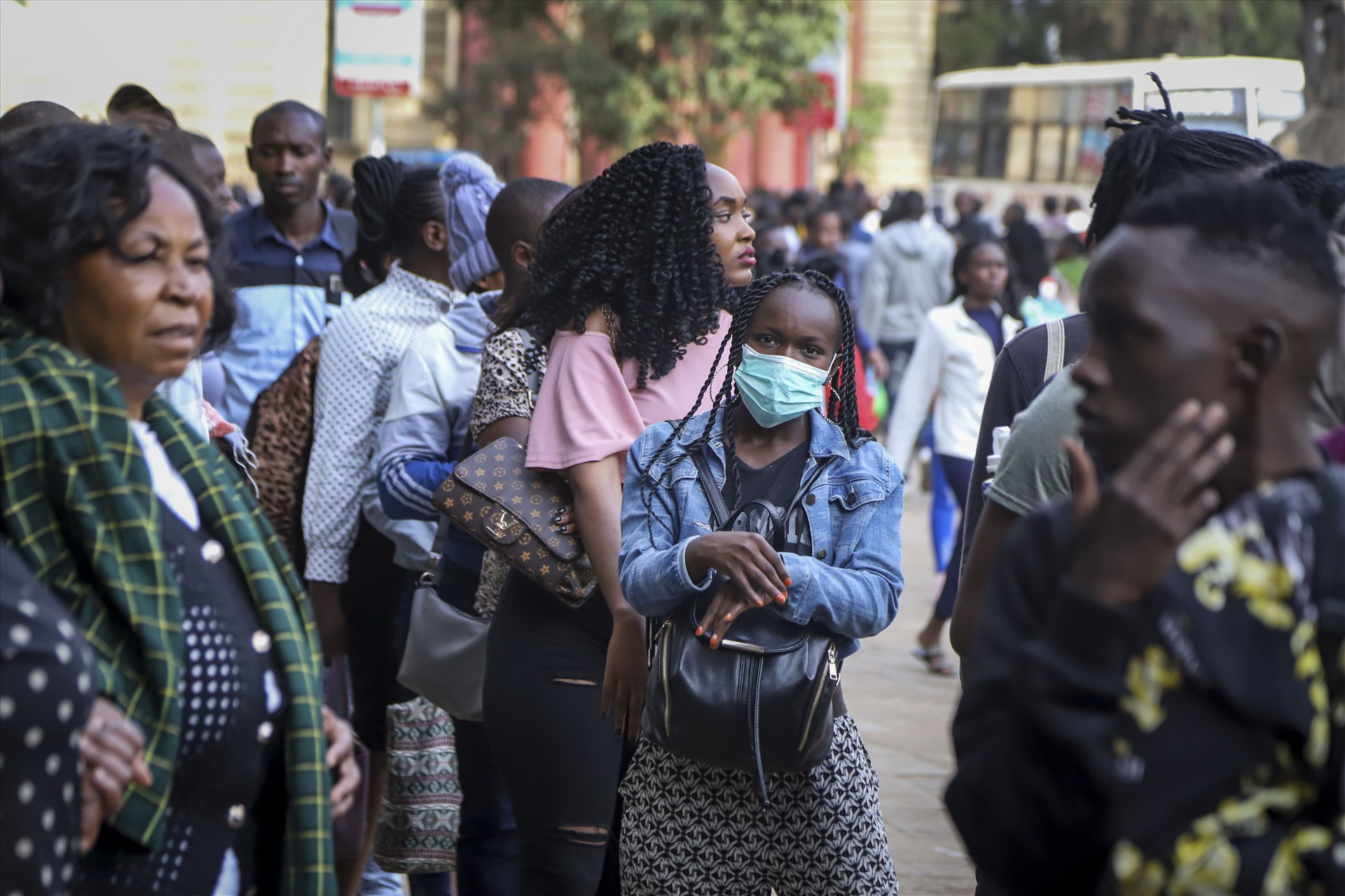 Một phụ nữ đeo khẩu trang phòng dịch trên đường phố tại thành phố Nairobi, Kenya, ngày 13.3. Ảnh: AP