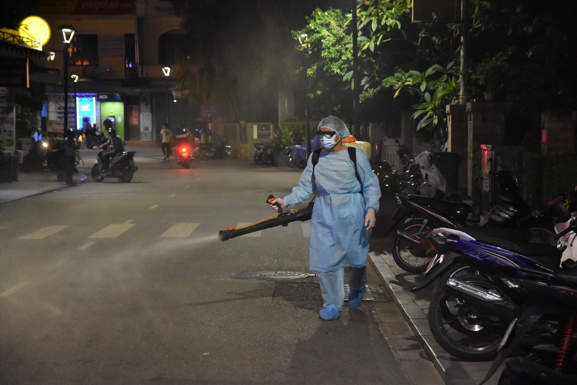 Khu phố đi bộ ở Huế (TP. Huế) được tiêu độc, khử trùng sau khi có bệnh nhân nhiễm SARS-CoV-2 lưu trú ở tuyến phố này. Ảnh: PĐ