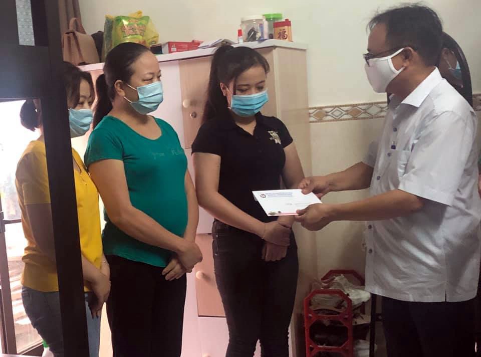 Hội Nhà báo Đà Nẵng trao quà đến gia đình bệnh nhân nhiễm bệnh SARS-CoV-2 tại Đà Nẵng (ảnh TH).
