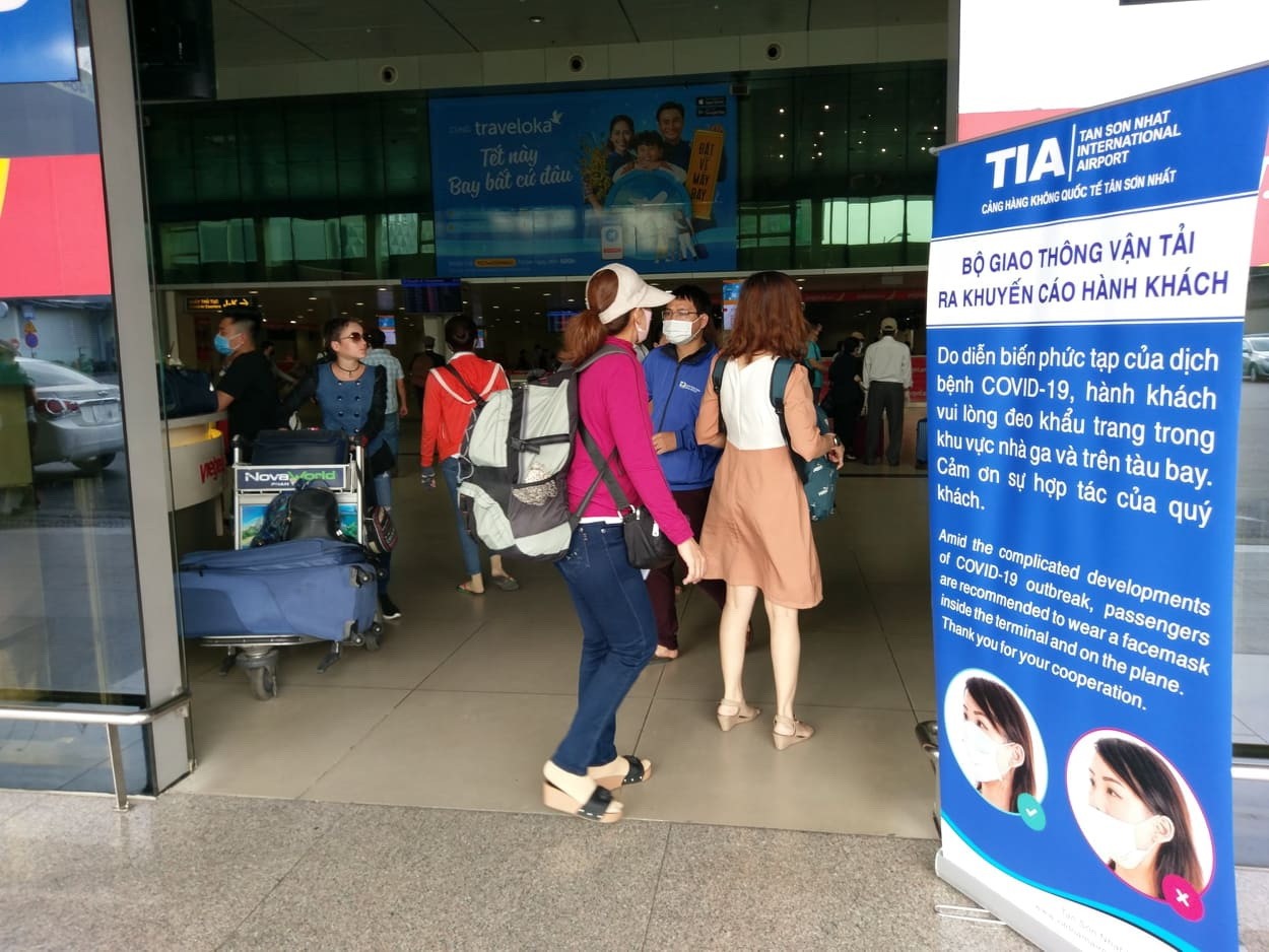 Tại sân bay Tân Sơn Nhất, ngay lối vào làm thủ tục của các hãng hàng không đề cáo treo banner nhưng là khuyến cáo hành khách đeo khẩu trang chứ không phải là bắt buộc.