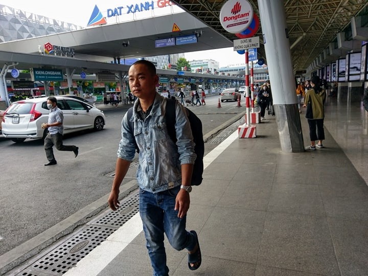 Không chỉ khách nước ngoài, một số người dân cũng không đeo khẩu trang khi đến sân bay Tân Sơn Nhất.