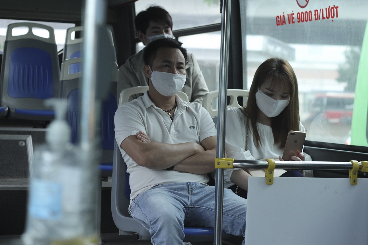 Trên nhiều xe buýt cũng đặt các dung dịch sát khuẩn, nhắc nhở hành khách đeo khẩu trang để đảm bảo an toàn khi di chuyển.