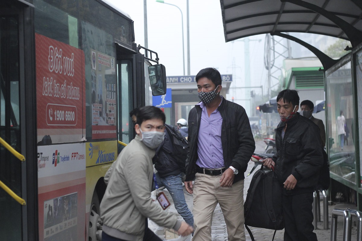 Tại các khu vực công cộng khác như nhà chờ xe buýt, hầu hết mọi người đều thực hiện việc đeo khẩu trang
