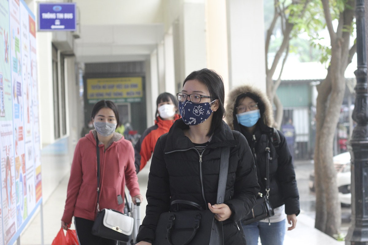 Theo ghi nhận của PV Lao Động, vào sáng 16.3, tại khu vực các bến xe, nhiều hành khách đã thực hiện nghiêm việc đeo khẩu trang.