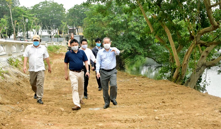 Chủ tịch UBND tỉnh Phan Ngọc Thọ kiểm tra công tác chỉnh trang hai bờ sông Hương.