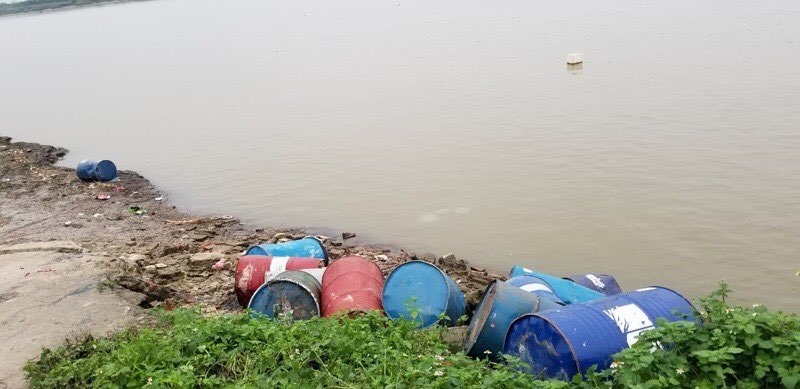 Những chiếc thùng phuy nghi chứa chất nằm lăn lóc ở bãi sông Hồng.
