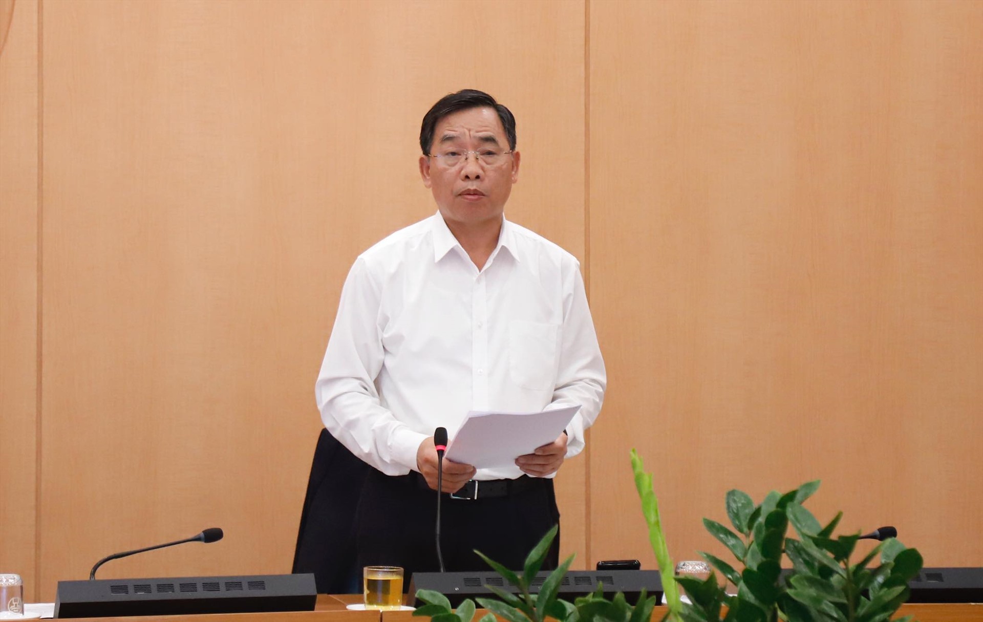Giám đốc Sở Y tế Hà Nội thông tin tại cuộc họp.