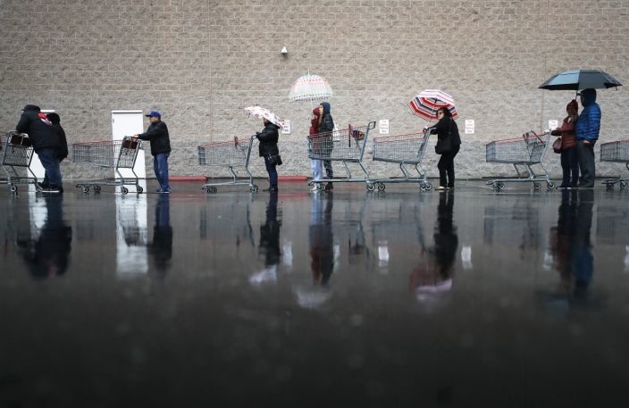 Người dân đi mua sắm xếp hàng chờ tới lượt trước cửa hàng Costco Wholesale, ngày 14.3 tại Glendale, California. Ảnh: USA Today