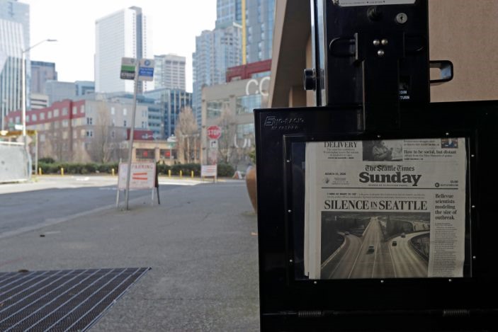 Một tiêu đề hợp cảnh của tờ Thời báo Seattle: “Sự im lặng ở Seattle” cạnh một con đường vắng ngay bên ngoài phòng tin tức của Thời báo. Ảnh: USA Today