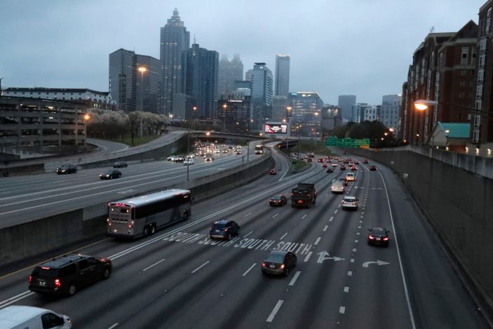 Xe cộ thông thoáng trên con đường ở cửa ngõ thành phố Atlanta ngày 16.3. Ảnh: USA Today