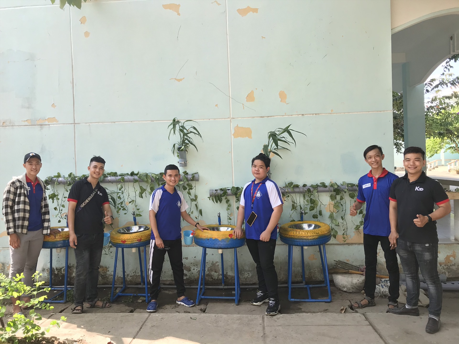 Các bạn sinh viên hoàn thành bồn rửa tay cho các em học sinh trường THPT Nguyễn Trãi. Ảnh: S.H
