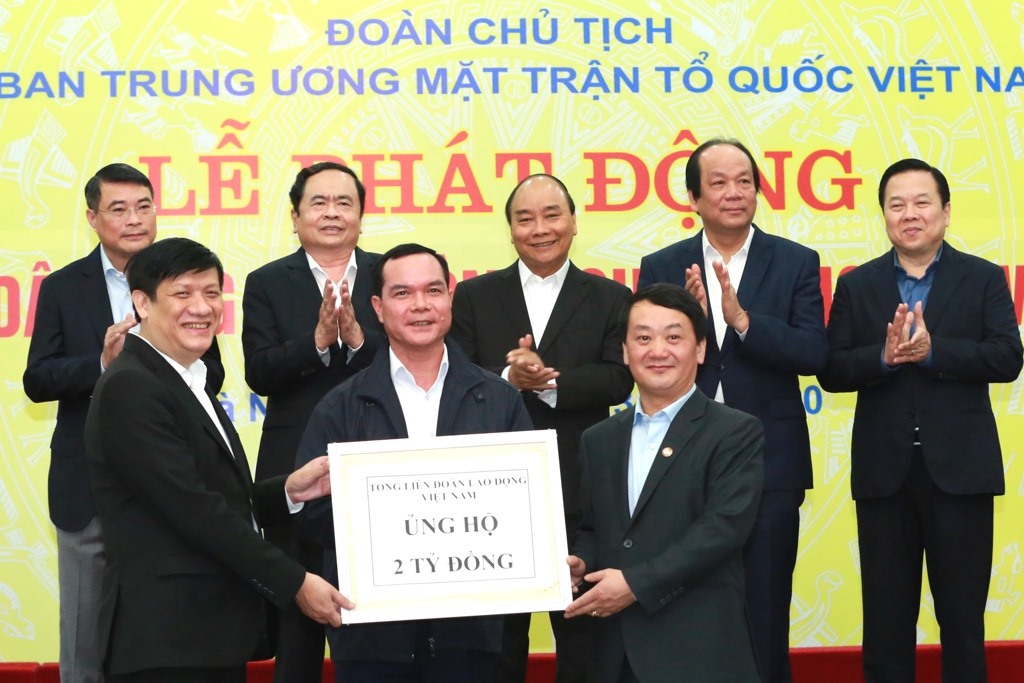 Đồng chí Nguyễn Đình Khang- Ủy viên Trung ương Đảng- Chủ tịch Tổng Liên đoàn Lao động Việt Nam trao số tiền 2 tỷ đồng của đoàn viên, các cấp công đoàn cả nước ủng hộ chống dịch COVID-19.