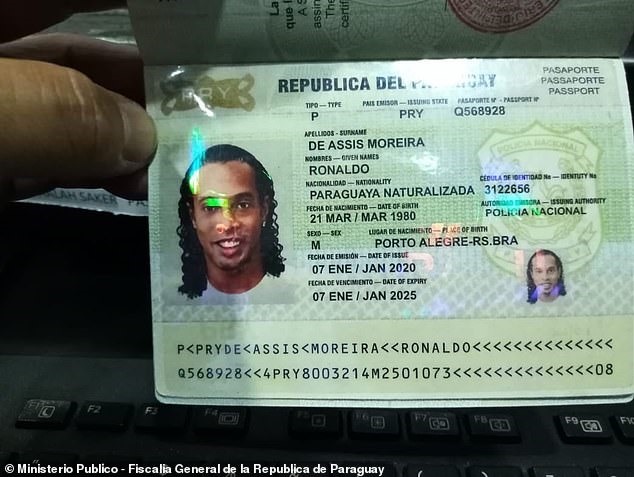 Tấm hộ chiếu giả của Ronaldinho. Ảnh: Ministerio Publico.
