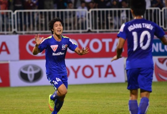 Công Phượng lập cú đúp ngay trận đầu tiên đá V.League, gặp Sanna Khánh Hoà ở V.League 2015. Ảnh: Nguyễn Đăng.
