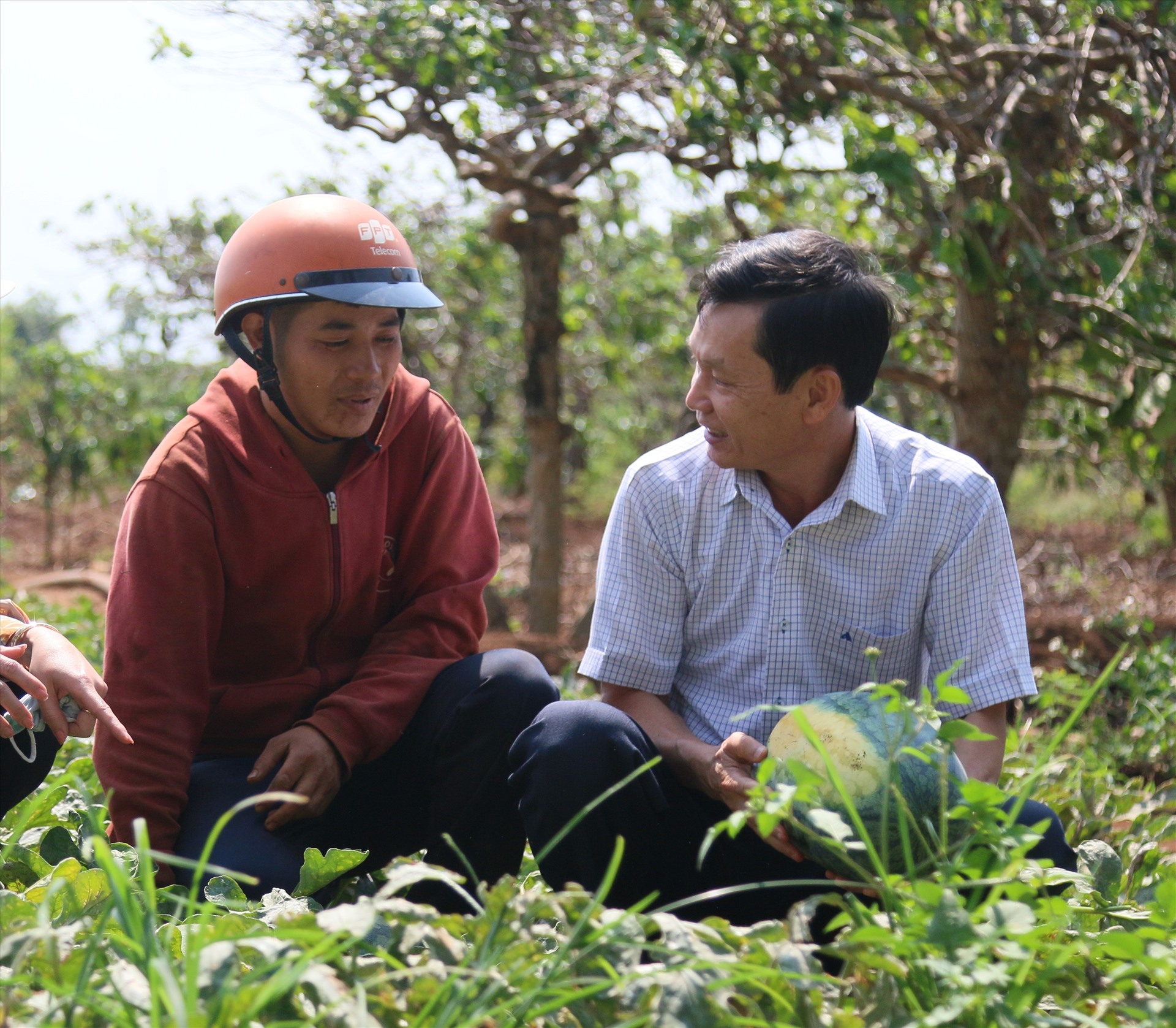 Ông Nguyễn Quốc Bảo - Chủ tịch LĐLĐ tỉnh Đắk Lắk hỏi thăm tình hình tiêu thụ nông sản của người dân. Ảnh: B.T