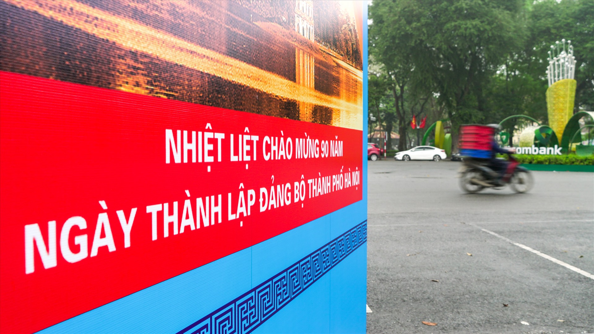 Tấm áp phích cỡ lớn với dòng chữ “Nhiệt liệt chào mừng 90 năm ngày thành lập Đảng bộ thành phố Hà Nội” được treo trang trọng trên nhiều tuyến phố trung tâm. Ảnh: Tạ Quang.