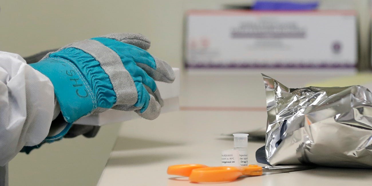“Tìm một loại vaccine an toàn và hiệu quả để ngăn ngừa nhiễm SARS-CoV-2 là ưu tiên cấp bách đối với sức khỏe cộng đồng“, Giám đốc NIAID Anthony Fauci nói. “Nghiên cứu giai đoạn 1 này, được đưa ra với tốc độ kỷ lục, là bước đầu tiên quan trọng để đạt được mục tiêu đó“. Ảnh: AP