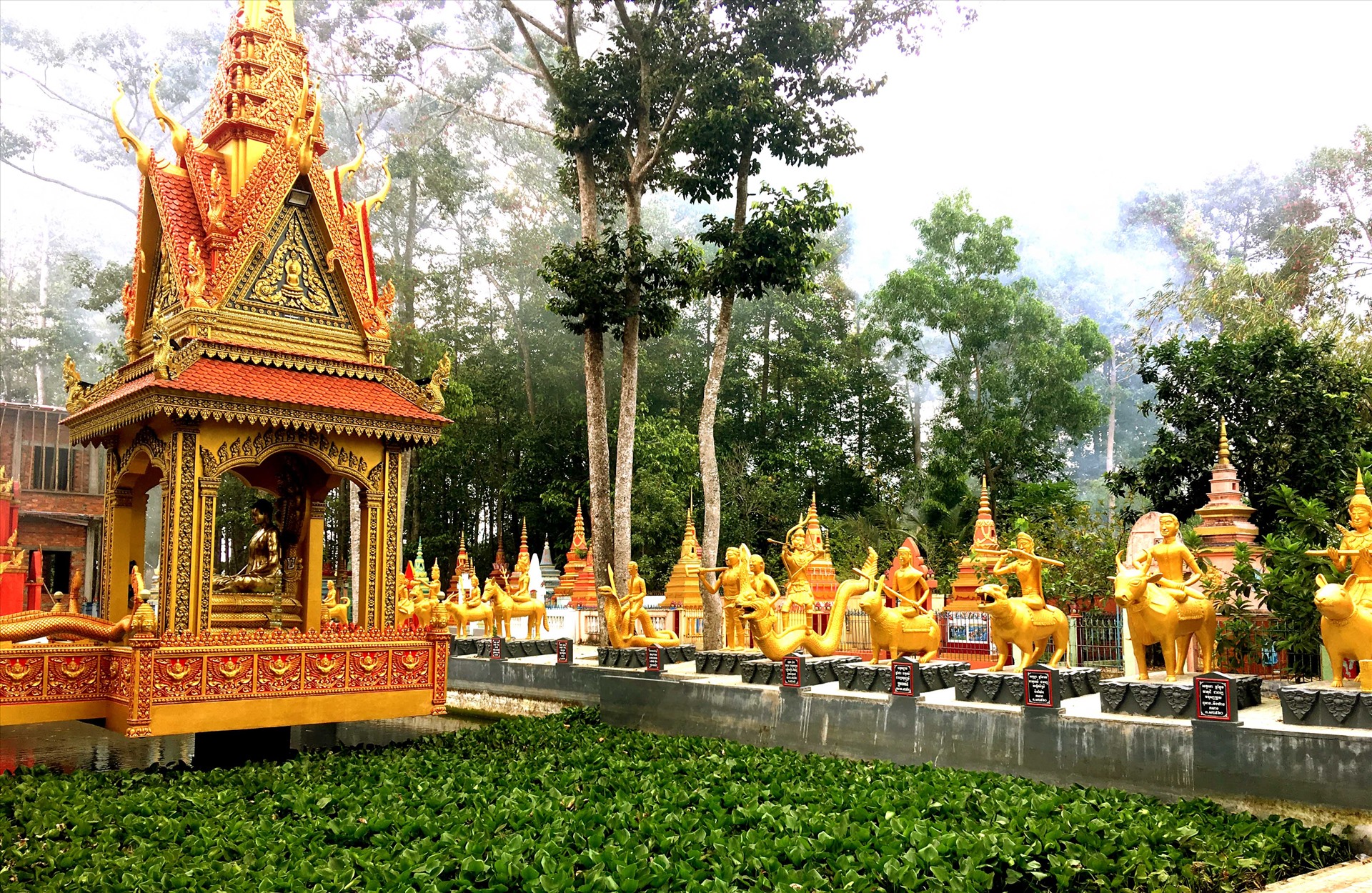 Hiện tại, vùng Tây Nam Bộ có khoảng 600 ngôi chùa Khmer mang những vẻ đẹp rực rỡ và cổ kính. Nơi đây không chỉ lưu giữ nhiều giá trị văn hóa mà còn là điểm đến thu hút đông đảo du khách