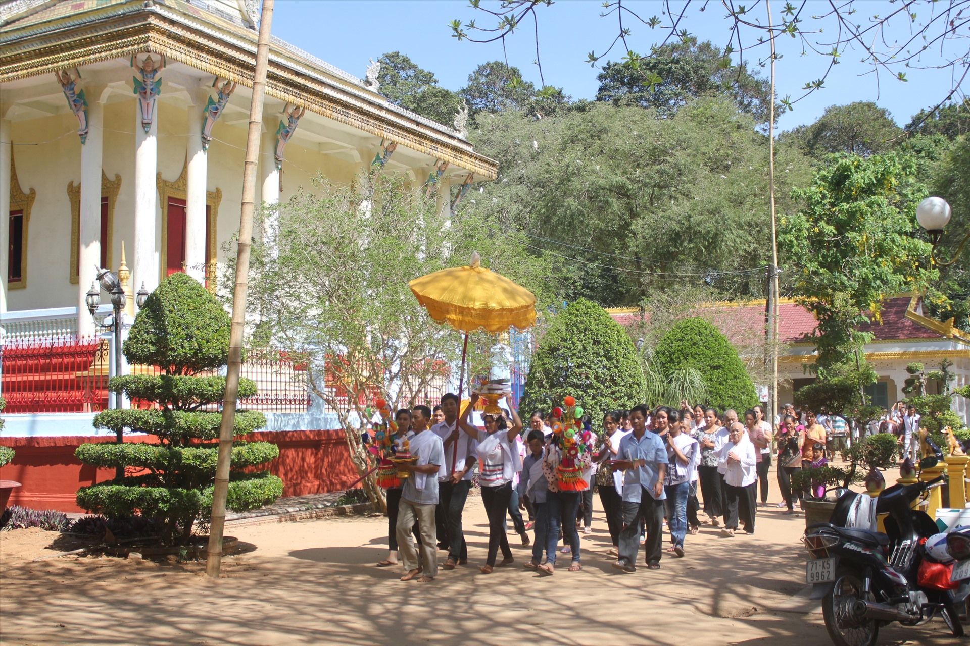 Chùa Khmer còn là nơi diễn ra nhiều lễ hội truyền thống của đồng bào Khmer như: Ol om bok, chol chnam thmay...