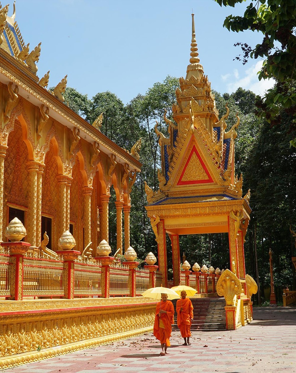 Các sư ở chùa Khmer di khất thực