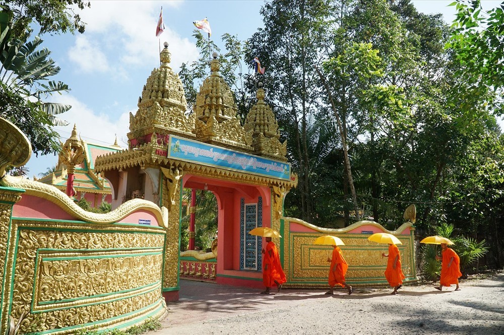 Thời gian qua chùa Khmer là nơi sinh hoạt văn hóa xã hội, là trung tâm của các lễ hội truyền thống của người dân. Ngôi chùa còn đại diện hình ảnh và những nét đẹp trong văn hóa tín ngưỡng của đồng bào Khmer Nam Bộ.