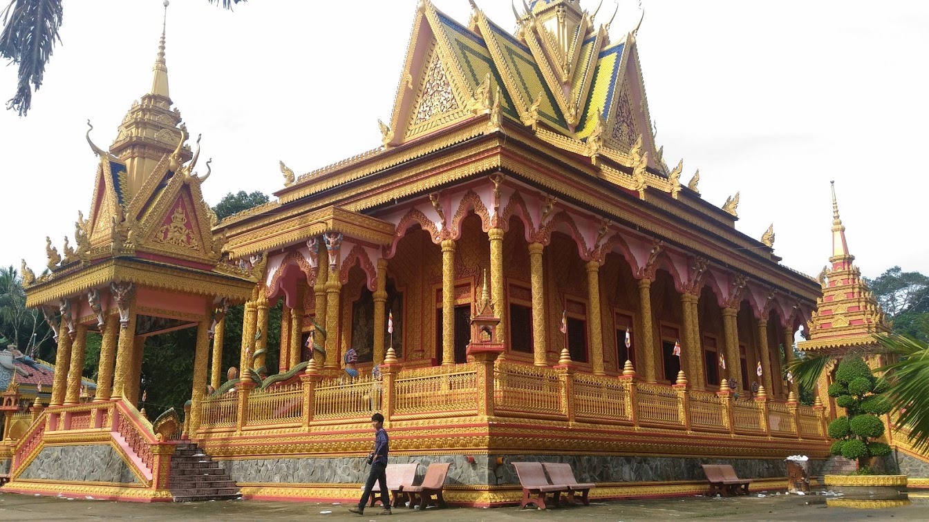Từ bên ngoài nhìn vào, những ngôi chùa Khmer lộng lẫy như một cung điện