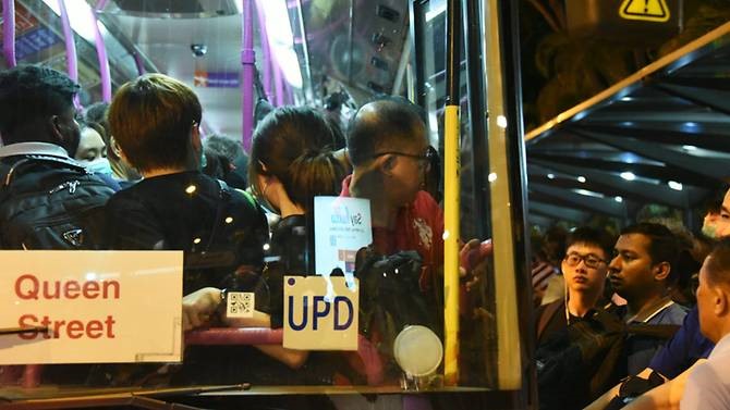 Các hành khách chen chúc trên xe bus di chuyển tới đường Queen, Singapore. Ảnh: Try Sutrisno Foo.