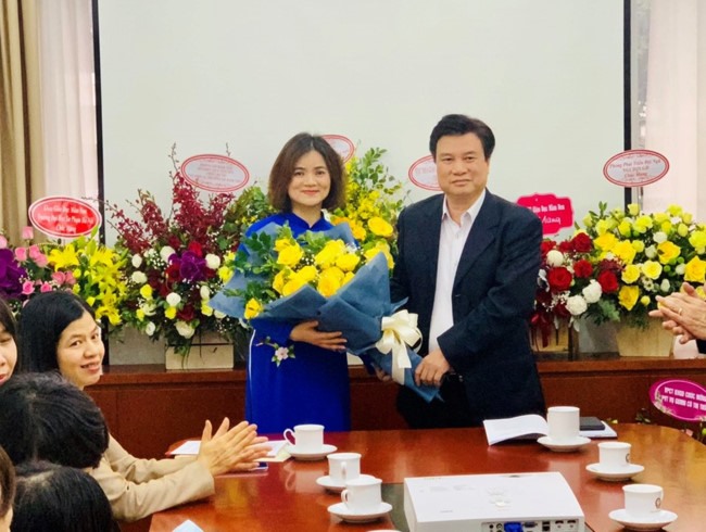 Thứ trưởng Nguyễn Hữu Độ trao quyết định cho bà Cù Thị Thủy.
