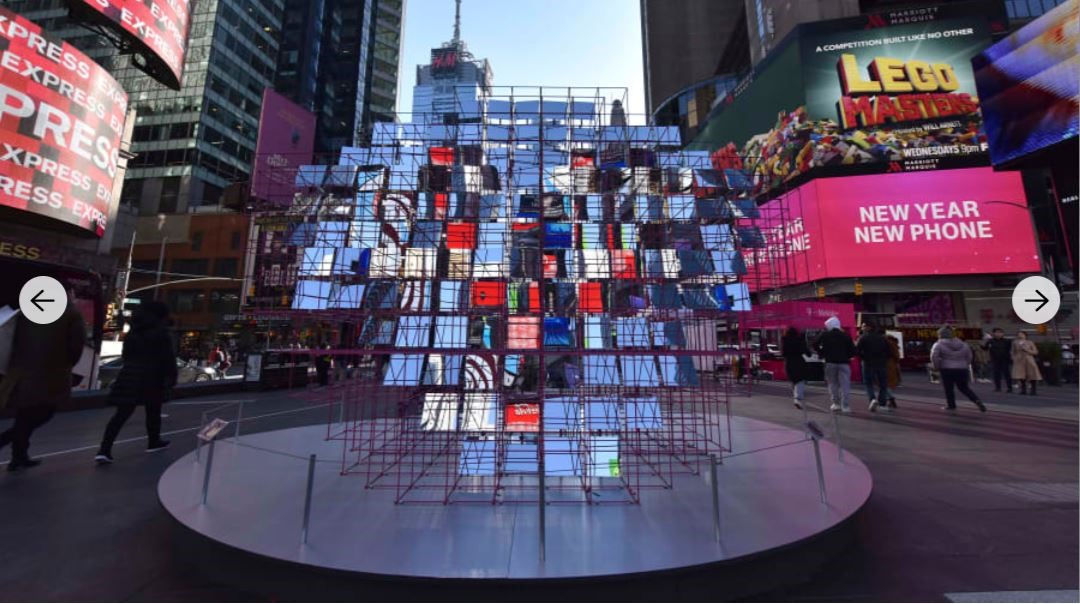 Tác phẩm nghệ thuật hình trái tim bằng gương ở quảng trường Thời đại, thành phố New York trong dịp Lễ tình nhân. Ảnh: AP.