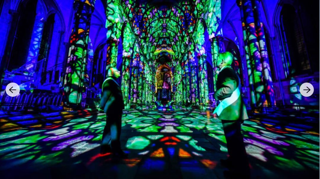 Nhà thờ Salisbury ở Anh lung linh sắc màu trong sự kiện nghệ thuật sắp đặt ánh sáng và âm thanh mang tên “Sarum Lights” để đánh dấu kỷ niệm 800 năm nhà thờ vào năm 2020. Ảnh: PA/Getty.