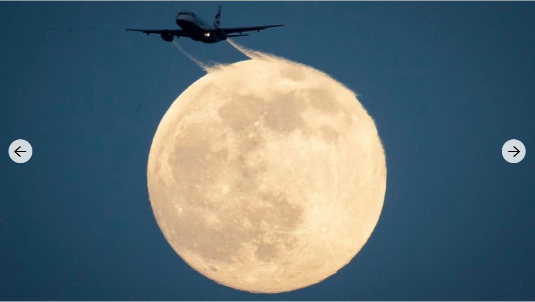 Một chiếc máy bay trên bầu trời khi trăng tròn chụp tại công viên Richmond, phía tây nam London hôm 8.2. Ảnh: AP.