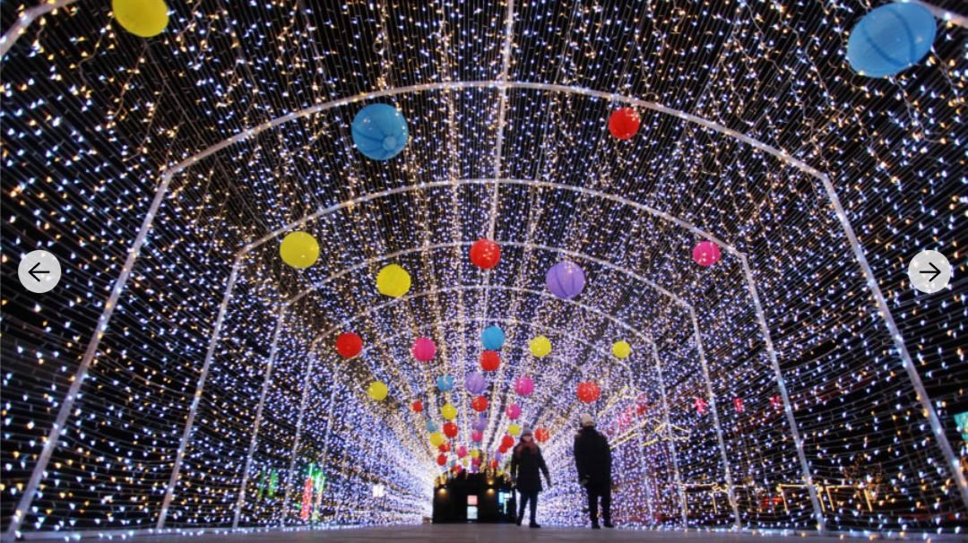 Du khách chiêm ngưỡng đèn lồng ở thành phố Dương Châu, tỉnh Giang Tô, Trung Quốc hôm 5.2. Ảnh: Getty.