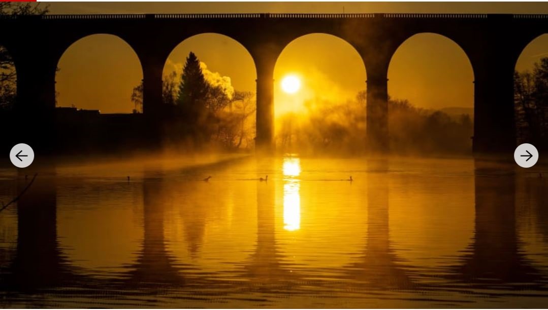 Mặt trời mọc sau cầu đường sắt băng qua thung lũng Ruhr, ở Herdecke, Đức. Ảnh: AFP/Getty.