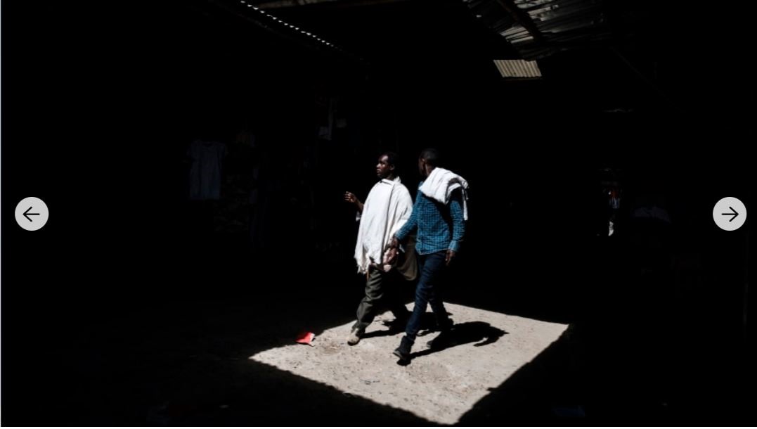 Hai người đàn ông đi dạo dọc theo chợ chính ở thủ phủ vùng Tigray, Mekelle, Ethiopia. Ảnh: AFP/Getty.