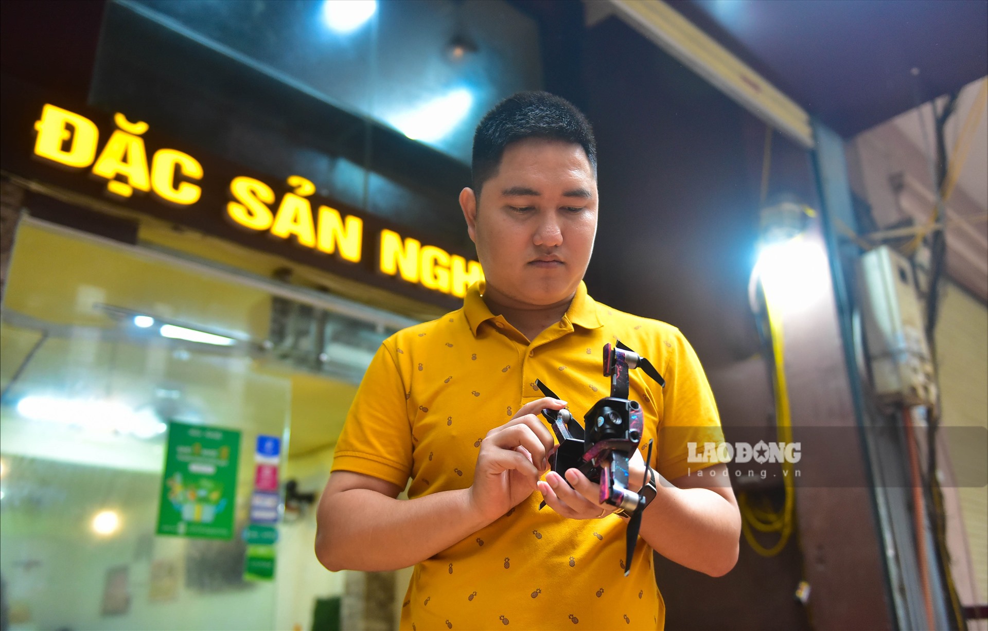 Đức Sơn - một chủ quán bánh mỳ tại Hà Nội đã nảy ra ý tưởng dùng flycam chuyển bánh cho khách trước tình hình hình dịch COVID-19 đang diễn biến phức tạp.